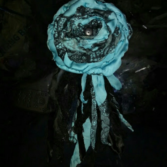 Flower accessories $10-$30 depending on size, time, and materials used! ๐ธ - Picture 4 of 9